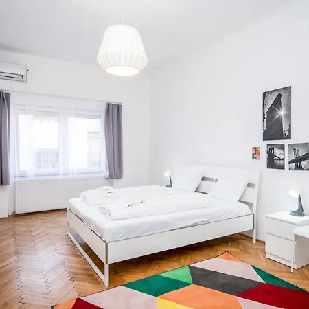 Polygonia * Budapest